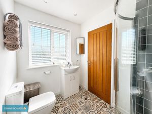 Downstairs shower room- click for photo gallery